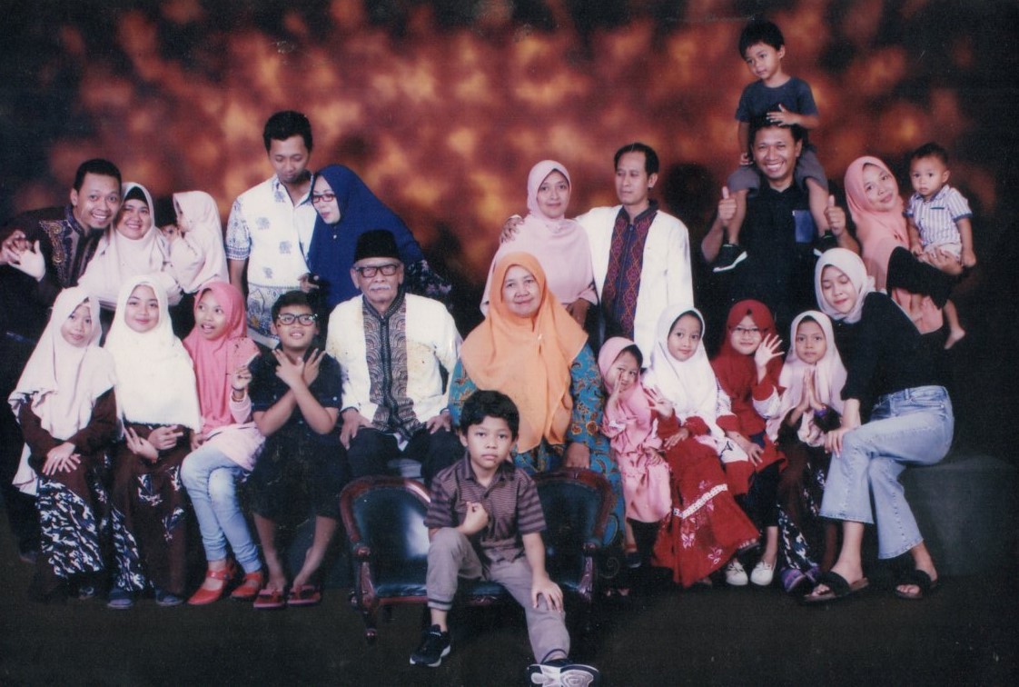 Dharsono bersama keluarganya, foto arsip keluarga tanpa keterangan tahun