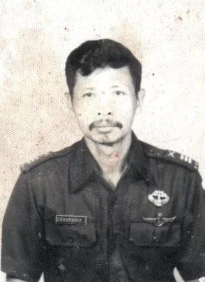 Foto arsip keluarga: Dengan PDH pada tahun 1982