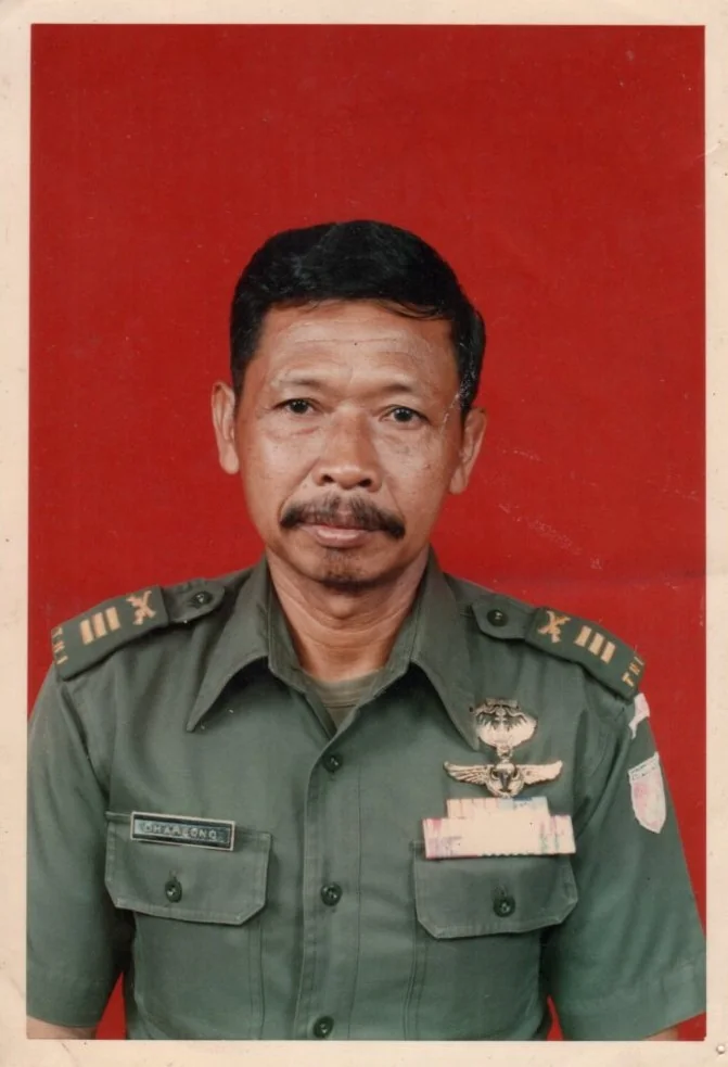Foto arsip keluarga: Dengan Seragam PDH saat berdinas di KODIM 0714