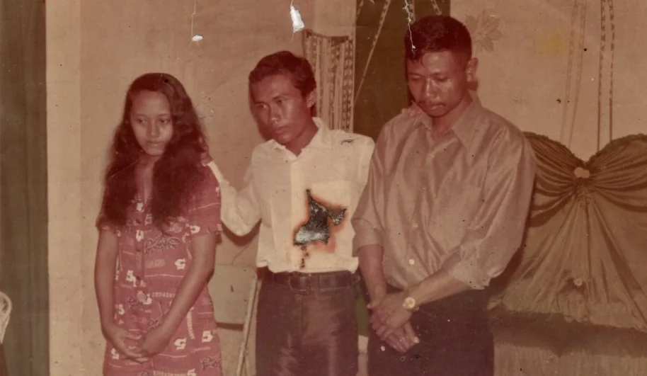 Foto arsip keluarga: Pernikahan (Tengah Kakak tertua mempelai wanita Joko Marwoto)