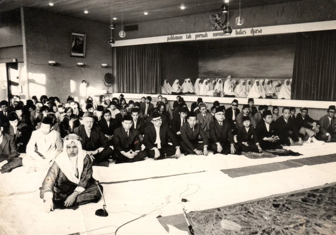 Foto arsip keluarga: Suasana Sholat Jumat di Gedung Kedubes RI, Eropa