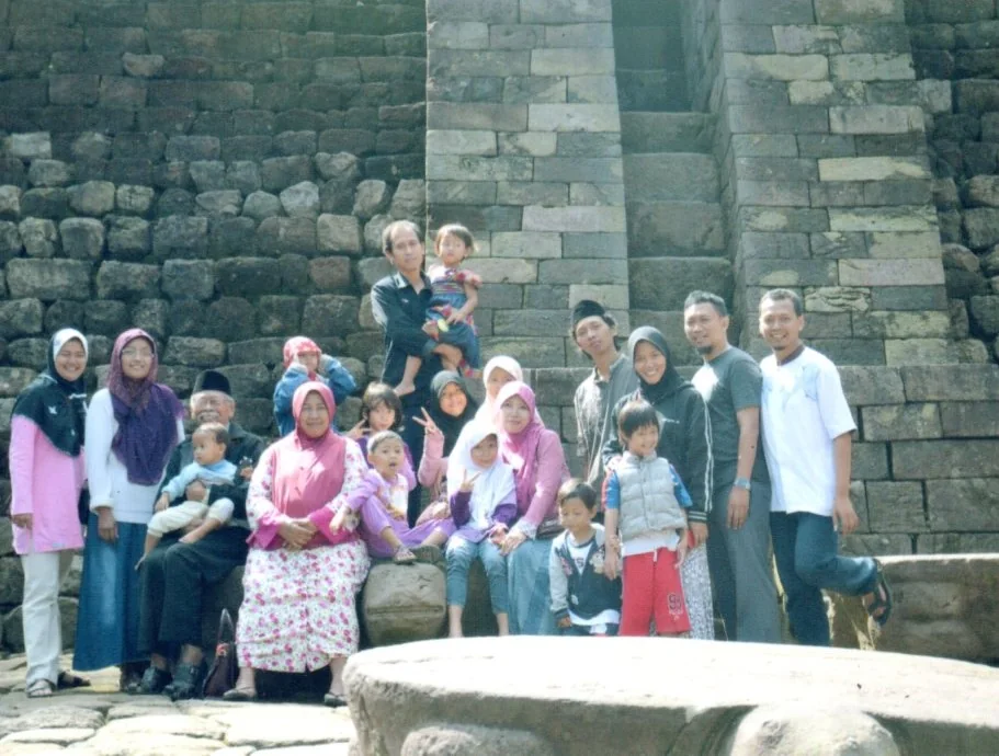 Foto arsip keluarga: Keluarga di Candi Cetho, Lereng Gunung Lawu