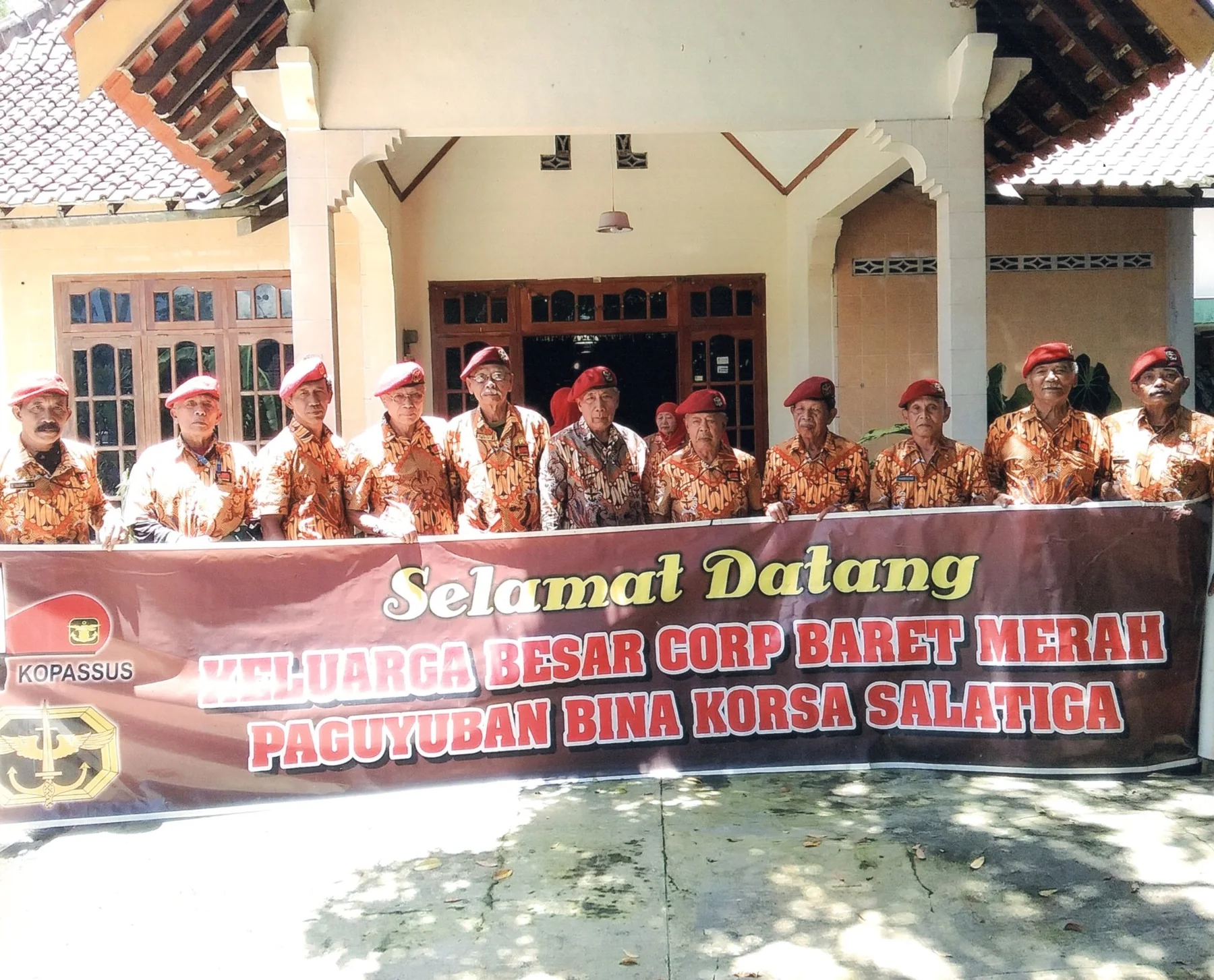 Foto arsip keluarga: Bersama rekan rekan Purnawirawan Korps Baret Merah (3)