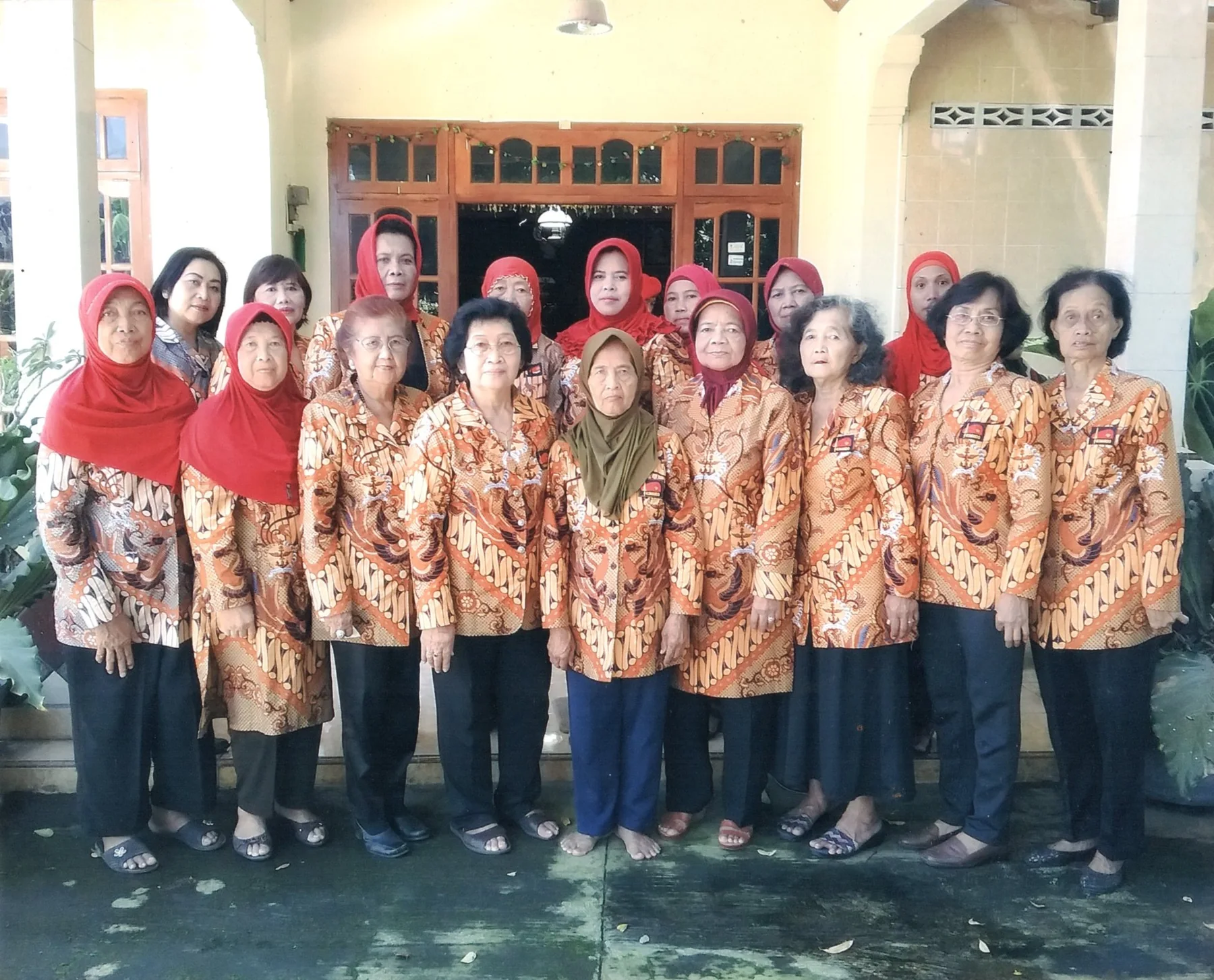 Foto arsip keluarga: Ibu ibu Paguyuban Korps Baret Merah