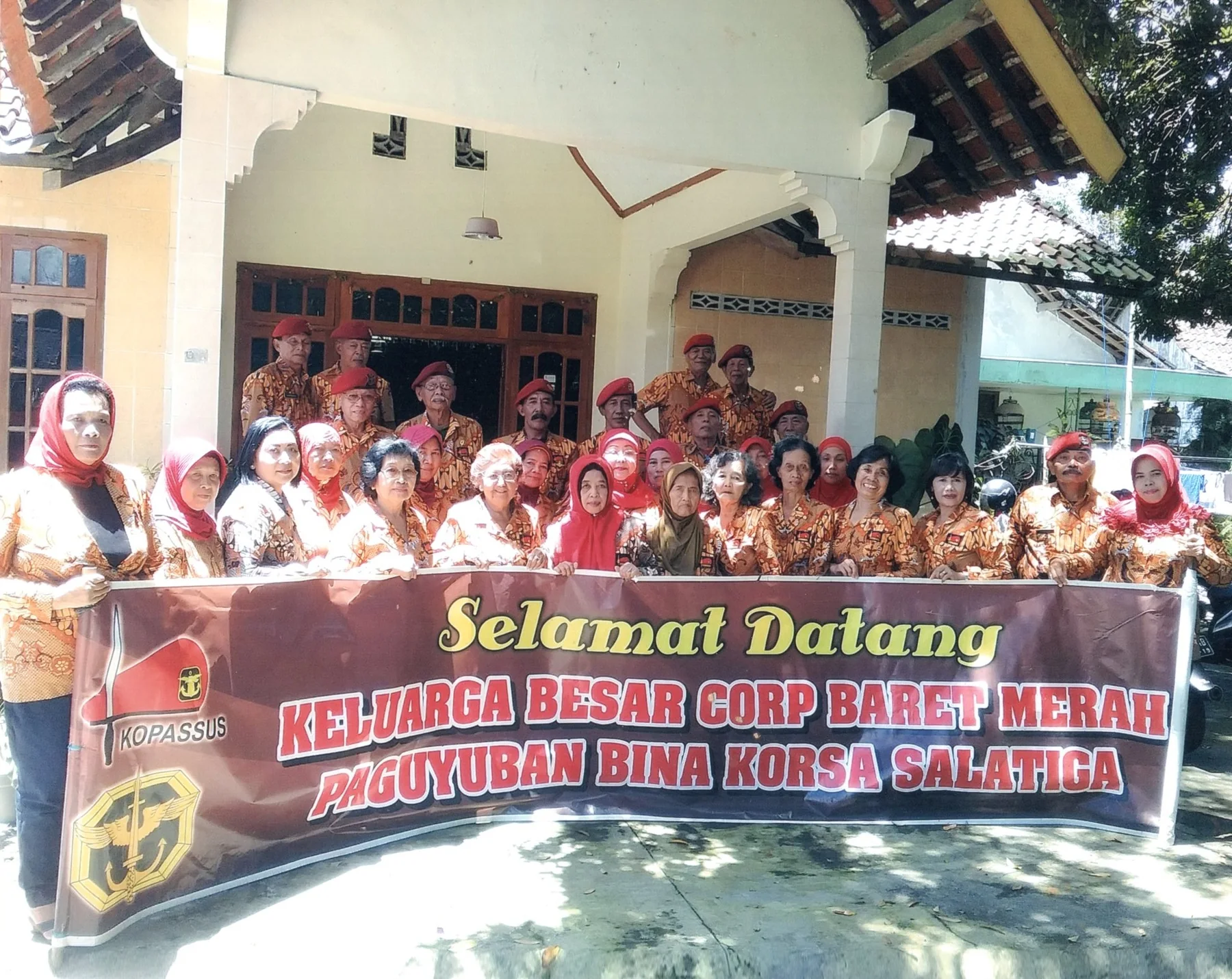 Foto arsip keluarga: Bersama rekan rekan Purnawirawan Korps Baret Merah (2)