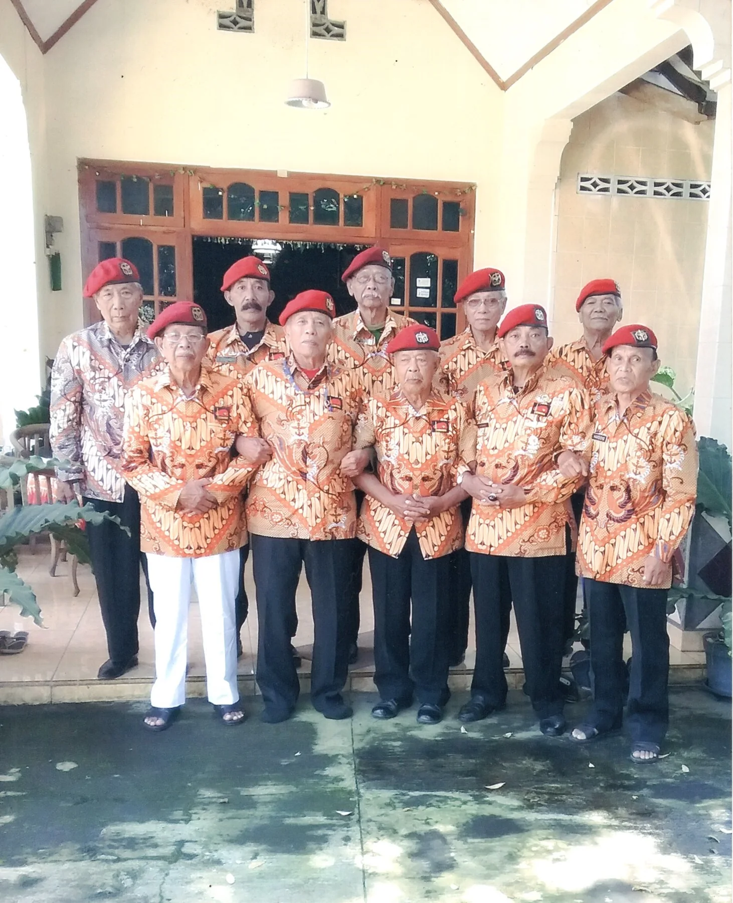 Foto arsip keluarga: Bersama rekan rekan Purnawirawan Korps Baret Merah