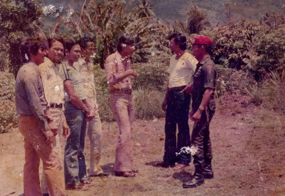 Foto arsip keluarga: Bersama rekan rekan Kopassus