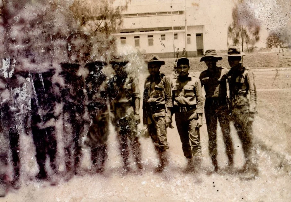 Foto arsip keluarga: Bersama rekan rekan di Kopasandha