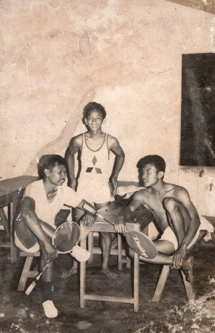 Foto arsip keluarga: Bersama teman teman tim bulutangkis