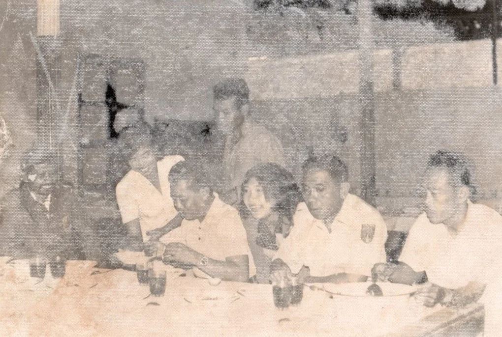 Foto arsip keluarga: Suasana santai bersama kesatuan