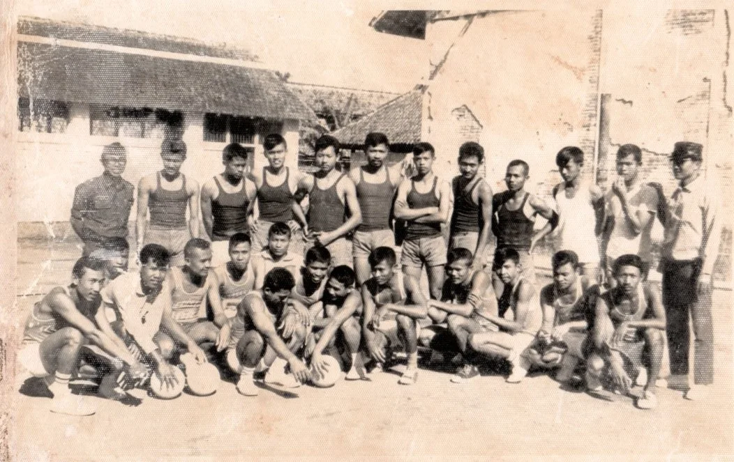 Foto arsip keluarga: Bersama tim olahraga voli (2)